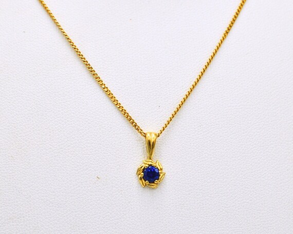 Collier Vintage Pendentif Plaqué Or Ajouré Avec Saphir Solitaire - État Impeccable