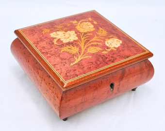 Quadratische Spieluhr aus Holz mit floralem Holzinlay, italienisch, Sorrent, 1950er Jahre – Spielt Arrivalderci