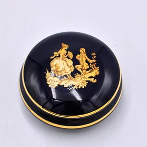 Joyero de porcelana de Limoges La Reine con pareja cortejando y detalles en oro de 22 quilates.