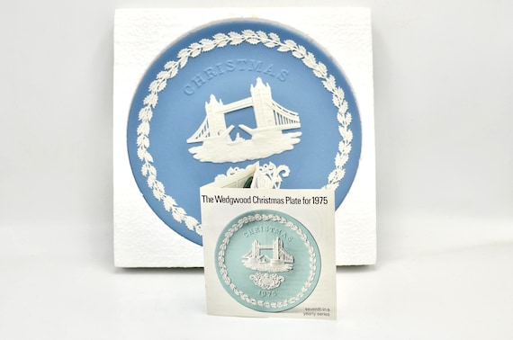 Boxed 1975 Wedgwood Christmas Plate: 1975 Tower Bridge - Vintage