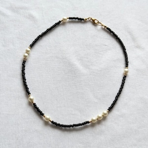 Colar artesanal de miçangas pretas com pérola | Joias delicadas