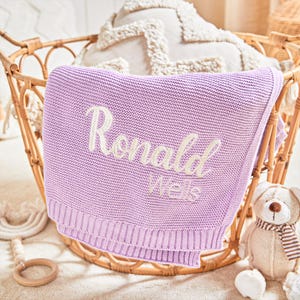 Baby Namensdecke, gestickte Baumwollstrickdecke, personalisierte Babygeschenk für Krankenhaustasche, Kinderzimmerdekor oder Geburtstagsgeschenk