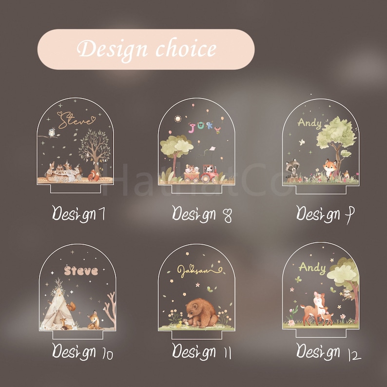 Op de afbeelding: Een set van 12 verschillende ontwerpen voor gepersonaliseerde nachtlampjes. Elk ontwerp heeft een bosdierensc&egrave;ne met een naam bovenaan. De ontwerpen omvatten een vos, een beer, een hert, een wasbeer en een eekhoorn.