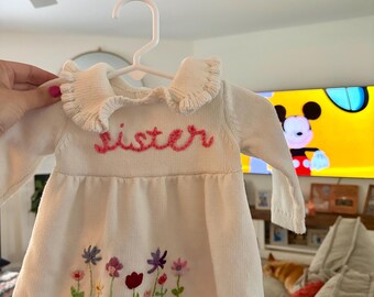 Handgeborduurde babytruijurk | Bloemengebreid 'zusje' | Baby-outfit van 3 maanden