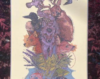 Könnte beinhalten: Eine farbenfrohe Illustration mit verschiedenen Tieren, darunter ein Wolf, ein Hirsch, ein Fuchs und Vögel. Das Kunstwerk hat einen skurrilen Stil mit hellem Hintergrund und Text um die Tiere. Die Farbpalette umfasst Lila-, Braun- und Blautöne.