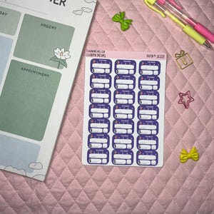 Puede incluir: Una hoja de pegatinas para planificador con borde morado e interior blanco, con el texto "Payment" y símbolos de dólar. Las pegatinas están etiquetadas como "PAYIN 4 SEZZIE" y "CHARMN DREAMS". También se ven un planificador y objetos decorativos.