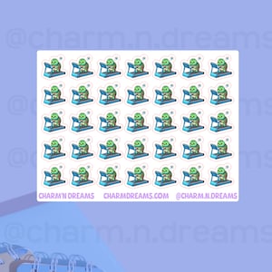 Op de afbeelding: Vel stickers met een cartoon schildpad die op een loopband traint. De schildpadden zijn groen met hartdetails, en de loopbanden zijn blauw. De stickers hebben de tekst "CHARM'N DREAMS" en "CHARMDREAMS.COM".