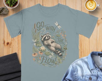 Maglietta Go With The Flow con procione, Naturecore, Cottagecore, Maglietta con animali del bosco, Serena vita consapevole nello stagno, Regalo per lei e per lui