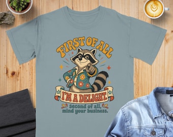 Divertente maglietta con procione "I'm A Delight Mind Your Business" (Sono una delizia, fatti gli affari tuoi) Maglietta grafica retrò con procione, maglietta sarcastica per amanti degli animali, regalo umoristico in stile vintage