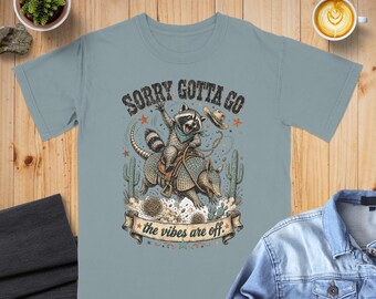 Divertente maglietta con procione e armadillo "Sorry Gotta Go The Vibes Off Western Country Tee Desert Humor Regalo per un amico"