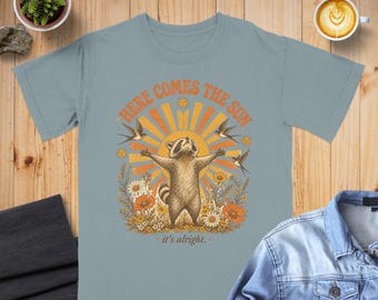 Ecco che arriva il sole, maglietta con procione, fiori selvatici, maglietta grafica per amanti della natura, abbigliamento vintage per amanti degli animali