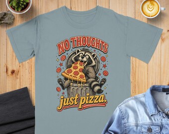 Maglietta "Niente pensieri, solo pizza" con divertente procione, regalo per buongustai, maglietta carina per amanti dei procioni, abbigliamento sarcastico a tema cibo confortevole.
