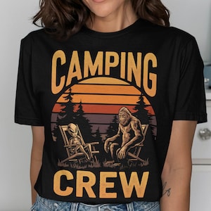 Camping Crew Graphic Tee Lustiges Alien und Bigfoot Design T-Shirt Cooles Cryptid Camping Print Geschenk für Outdoor-Enthusiasten Jugend und Erwachsene