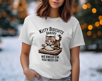 Maglietta Kitty Biscuits Bakery, divertente gioco di parole sui gatti, maglietta con gattini che fanno la spesa, We Knead Em You Need Em, simpatico regalo per gli amanti dei gatti