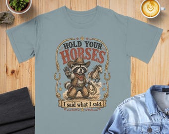 Maglietta divertente con procione e scritta "Hold Your Horses" (Tieni i cavalli) - Maglietta con animale da cowboy - Citazione sarcastica - Regalo western - Maglietta umoristica - Maglietta meme - Grafica - Vita di campagna