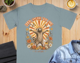 Ecco che arriva il sole, maglietta con procione, stile vintage boho per amanti della natura, maglietta grafica con animali ottimisti, stile floreale cottagecore, regalo estetico