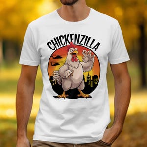 Camiseta Chickenzilla, camiseta gráfica divertida, camiseta de pollo monstruo, estampado de horizonte de ciudad, diseño de helicóptero, arte de dibujos animados, ropa unisex