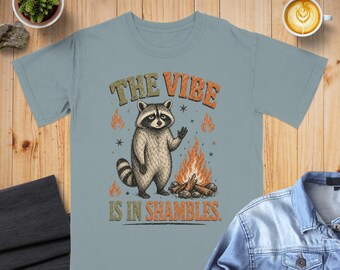 Maglietta con stampa "The Vibe Is In Shambles" e procione, divertente, sarcastica, per introversi, amanti del campeggio, stile vintage, regalo per amanti degli animali scontrosi.