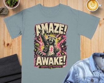 Maglietta Punk Rock Raccoon Amaze Awake Grunge Tee Edgy Distressed Animal Graphic Funny Tired Gift Alternative Style Shirt