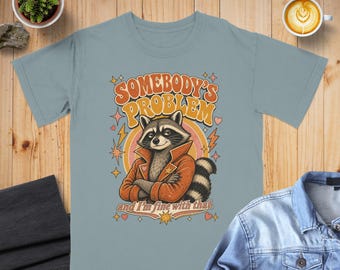 Maglietta con procione dal problema di qualcuno, maglietta vintage sarcastica, regalo retrò per amanti degli animali, maglietta con frase divertente, atmosfera indifferente, procione alla moda