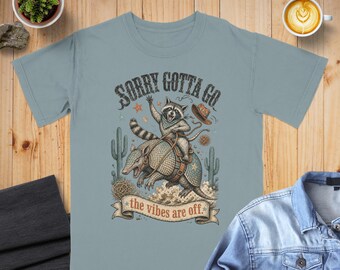 Scusa, devo andare, le vibrazioni sono spente. Maglietta divertente con procione e armadillo in stile western. Regalo umoristico per introversi, maglietta per amanti del deserto, grunge e animali.