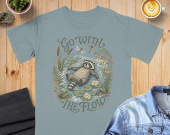 Maglietta Go With The Flow con procione, maglietta rilassata con animali del bosco, regalo per amanti della natura, maglietta stravagante forestcore, top accogliente cottagecore