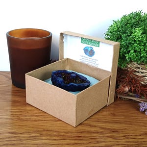 Kobaltblauw aurageode kwartskristal 60 mm 2,5" in presentatiedoos