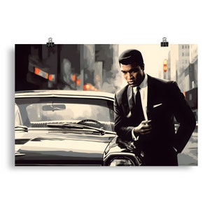 Puede incluir: Una ilustración en blanco y negro de un hombre con traje de pie junto a un coche antiguo. El hombre mira hacia abajo y tiene una expresión seria en su rostro. El coche es un coche americano clásico con un capó largo y un parachoques cromado.