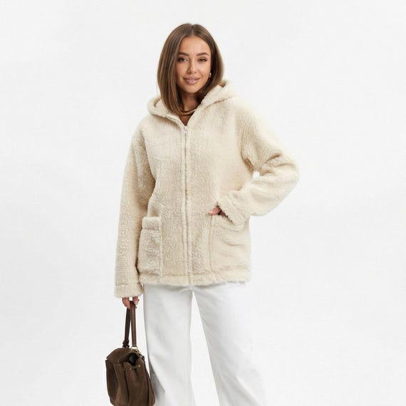 Handgemachte Damen Wolljacke | Winter Jacke aus Schafwolle | Warm & Elegant | Mit Kapuze oder Kragen | Personalisierbar