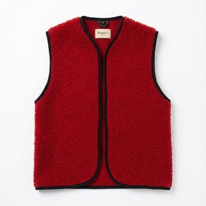 Puede incluir: Un chaleco de forro polar rojo con ribete negro y cuello en V. El chaleco sin mangas tiene un aspecto suave y texturizado y una etiqueta cerca del cuello. Dise&ntilde;o cl&aacute;sico.