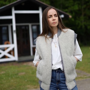 Wool vest 100% WOOL New wool Lambswool Merino wool Soft and warm Timelessly elegant vest with cuffs and lining Handmade women