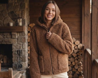 Chaqueta de lana merino para mujer, con cuello y cremallera. Confeccionada artesanalmente con lana de oveja de primera calidad.