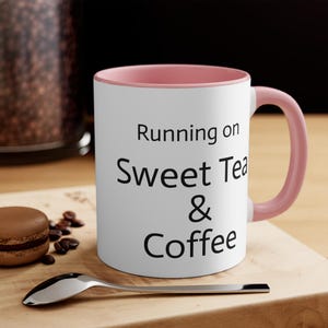 Tazza "Running on Sweet Tea and Coffee" stile di vita del Sud, divertente regalo country