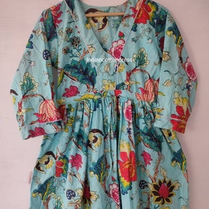 Può includere: Un abito in cotone blu chiaro con stampa floreale. L'abito ha una scollatura a V e maniche 3/4. L'abito è goffrato in vita e ha una gonna fluida. L'abito è realizzato in India ed è disponibile nelle taglie S-XL.