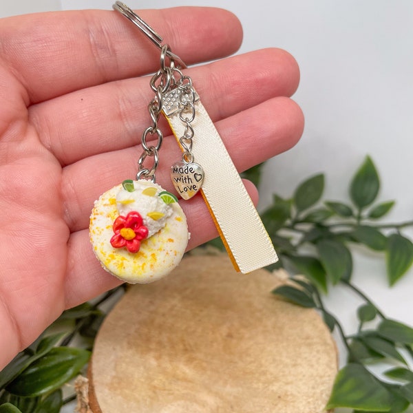 Porte-clé Macaron gourmand citron chantilly et fleur rose en Pâte polymère FIMO - Bijoux fait mains, Cadeau à Offrir