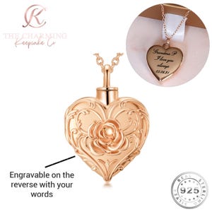 Può includere: Collana con pendente a forma di cuore in oro rosa. Il pendente presenta un motivo a rosa ed è incisibile sul retro. La collana include una catena e un piccolo ciondolo a forma di cuore con la scritta "Grandma P I love you always 05.06.21".