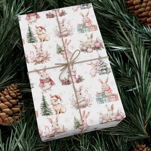 Carta da regalo con coniglietti di Natale, rosa pastello, motivo: coniglietti festivi, alberi, agrifoglio e bastoncini di zucchero con cappelli di Babbo Natale e fiocchi di neve - 2 misure