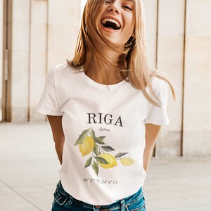 Puede incluir: Camiseta blanca con un gráfico de limón y el texto "RIGA Letonia 56° 57' N, 24° 6' O"
