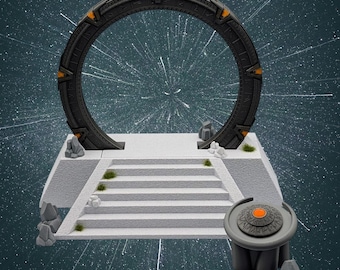 Peut inclure: Maquette détaillée d'une Porte des Étoiles, comprenant un anneau noir avec des accents orange, posée sur une plateforme blanche avec des marches et de petits rochers. Une structure ronde plus petite avec un centre orange est également présente. Le fond est bleu foncé avec un effet d'éclatement.