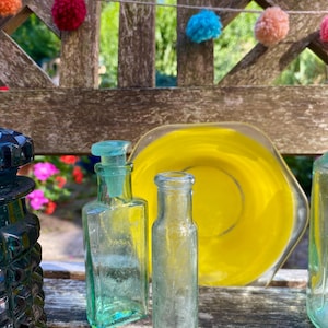 Twee vintage apothekersflessen