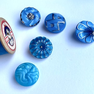 Bottoni vintage in vetro blu pressato a forma di fiore, circa 1930