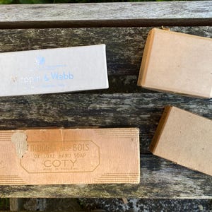 Una colección de joyas, jabones y cajas de correo del siglo XX.