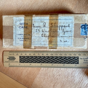Caja de óptica de cartón de la década de 1930 con sello de dos peniques y medio de Jorge V