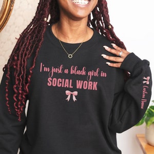 Camicia nera per assistente sociale Camicia personalizzata per la laurea MSW Felpa con fiocco rosa Just A Girl Camicia Social Work Era LCSW Tshirt Negozi di proprietà nera