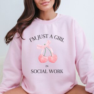 Balletcore Social Worker Felpa Just a Girl Tee Y2K LCSW Camicia Unico Lavoro Sociale Fiocco Girocollo Divertente MSW Grad Regali Case Manager Regalo