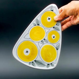ロールストランド グレープ トライアングル トリベット／カッティングボード — マリアンヌ・ウェストマン — 抽象的なレモンモチーフ