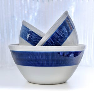 Cuencos para mezclar anidados Rörstrand Koka Blå, juego de 3 - Modelos KA13-KA15 (tamaños graduados) - Hertha Bengtson