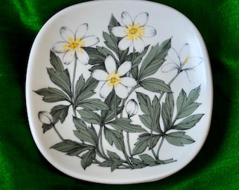 Arabia Finland Esteri Tomula White Wood Anemone (Valkovuokko) “Botanica” Wall Plate — Limited Release