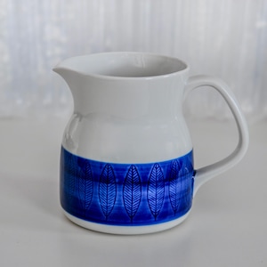 Jarra / Jarra de leche Rörstrand Koka Blå, 1 litro — Modelo KA28 (VDN) — Hertha Bengtson