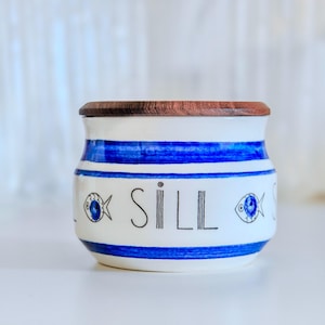 RORSTRAND ZELDZAME Marianne Westman RH2 haringpot met teakhouten deksel — oude versie met blauw-witte vismotief — handgeschilderd decor - ("Sillburk")